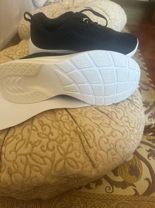 Scarpe Skechers nere, pulite pronte da  calzare