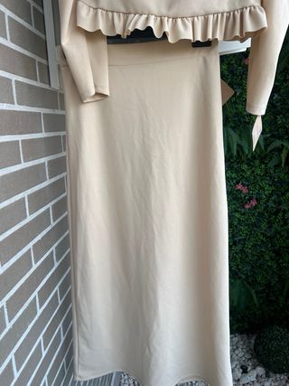 Conjunto falda y blusa beige
