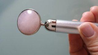 Massaggiatore viso con vibrazione rosa/argento