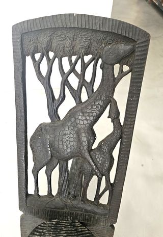 Antigua silla africana tallada en madera