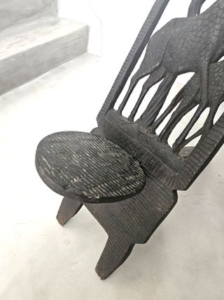 Antigua silla africana tallada en madera