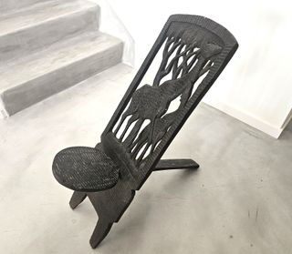 Antigua silla africana tallada en madera