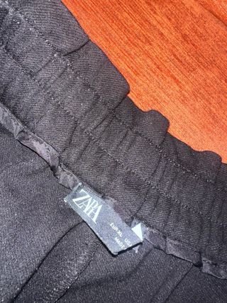 Pantalón negro con cintura elástica