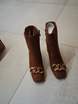 Stivaletti scamosciati marrone con catena dorata