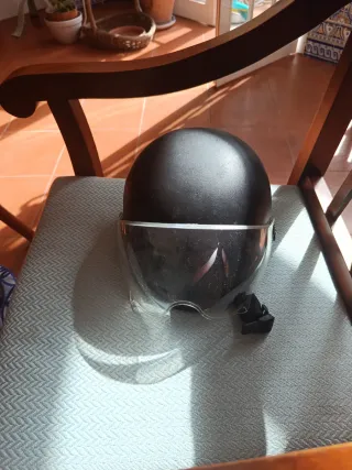 Casco patinete negro con visera