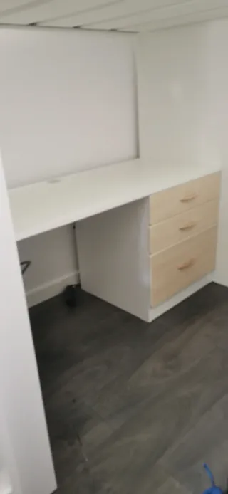 Litera de madera con escritorio