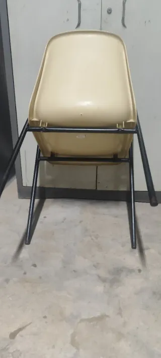 Sillas resistentes beige y negras