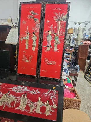 Buro chino con relieve y 2 cuadros