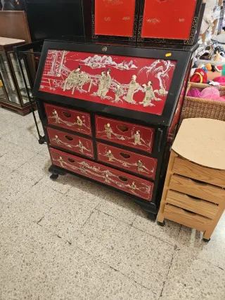 Buro chino con relieve y 2 cuadros
