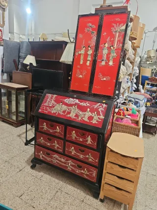Buro chino con relieve y 2 cuadros