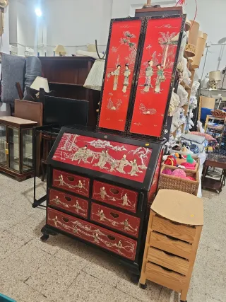 Buro chino con relieve y 2 cuadros