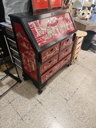 Buro chino con relieve y 2 cuadros