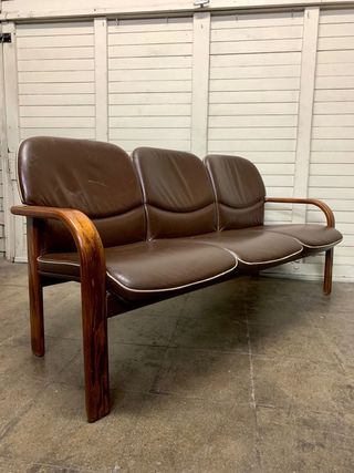 Sofá de piel y madera diseño