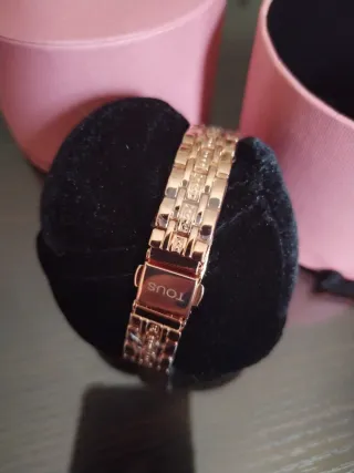 Reloj Tous Dorado con Detalles Multicolor