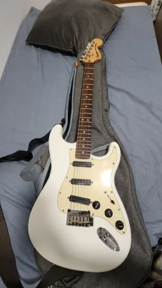 Squier Deluxe Stratocaster Hot Rails (2010)