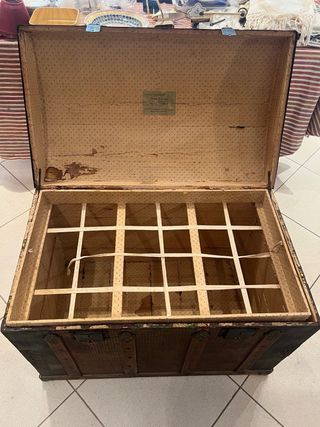 Baúl antiguo grande de madera y metal