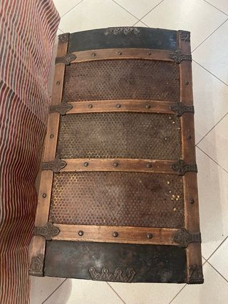 Baúl antiguo grande de madera y metal