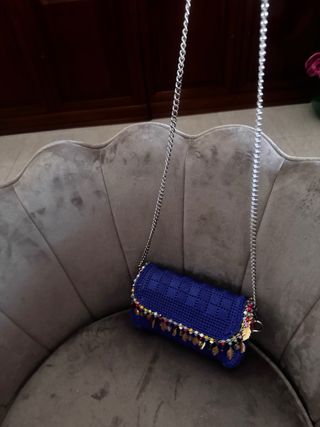 Pochette blu con dettagli oro