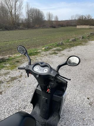 Peugeot Sumup Scooter Negra y Plateada