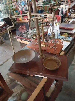 Báscula antigua de latón