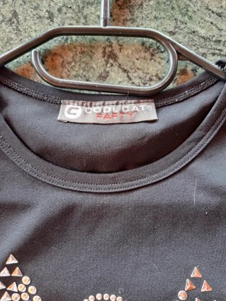 Camiseta negra con águila de pedrería