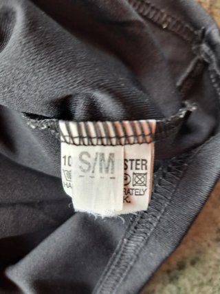 Camiseta negra con águila de pedrería