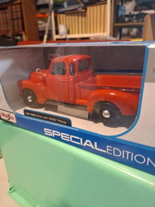 Maisto 1:24 Chevrolet 3100 Pickup Rojo