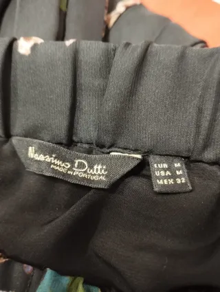 Falda Massimo Dutti plisada floral negra