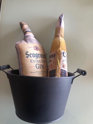 Adorno Botella Corona y Seagram's