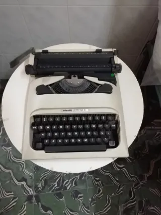 Máquina de escribir Olivetti Lettera 10