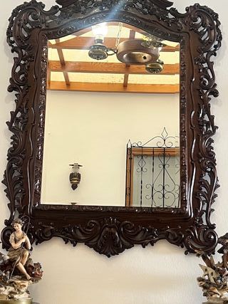 Mesa de madera con tapa de mármol y espejo