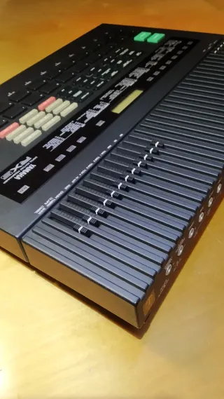 YAMAHA RX5 Caja de Ritmos