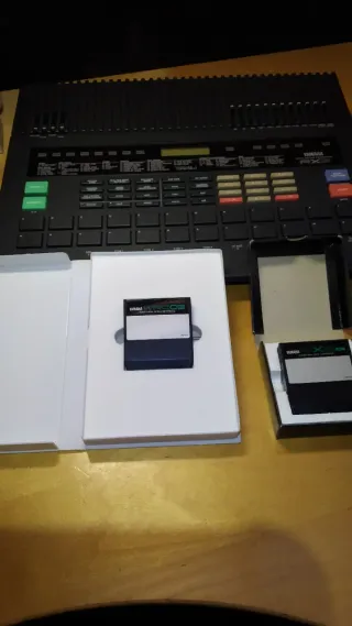 YAMAHA RX5 Caja de Ritmos