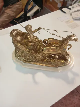 Reloj de sobremesa dorado con figura