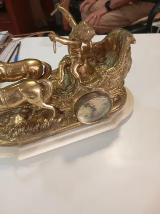 Reloj de sobremesa dorado con figura