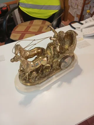 Reloj de sobremesa dorado con figura