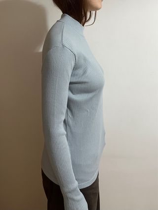Jersey Uniqlo canalé cuello alto azul claro. S