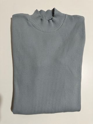 Jersey Uniqlo canalé cuello alto azul claro. S