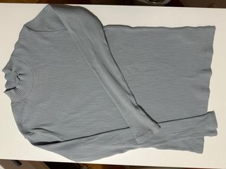 Jersey Uniqlo canalé cuello alto azul claro. S