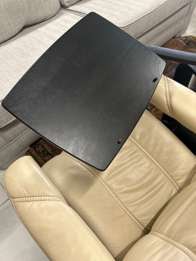 Sillón de piel beige y base madera