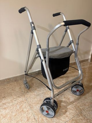 Andador aluminio con asiento, respaldo y frenos