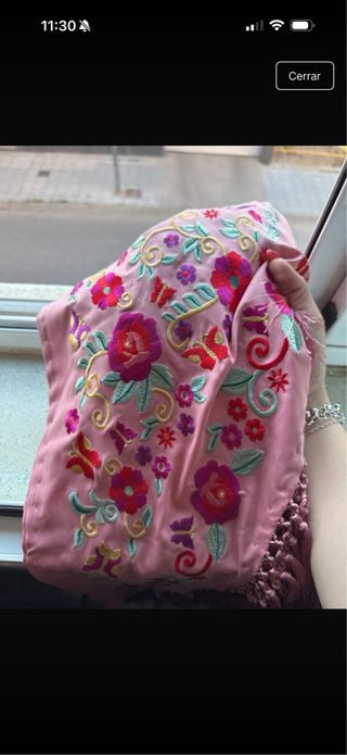 Mantoncillo rosa bordado flores