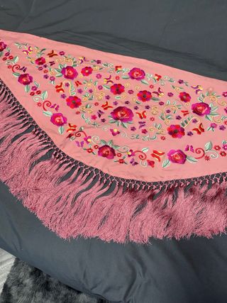 Mantoncillo rosa bordado flores