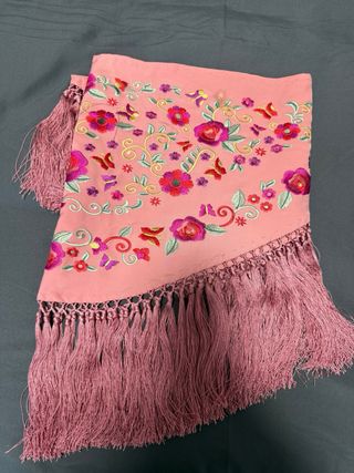 Mantoncillo rosa bordado flores