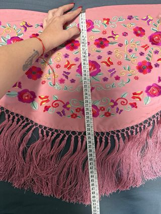 Mantoncillo rosa bordado flores