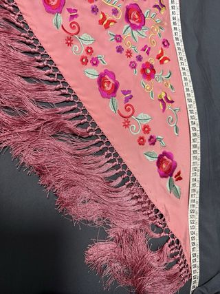Mantoncillo rosa bordado flores