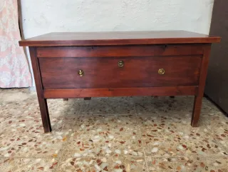 Mesa antigua de madera restaurada.