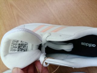 Zapatillas Adidas Blancas con Detalles Irisados