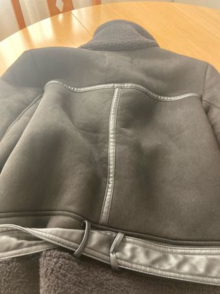 Chaqueta Stradivarius ante y pelo negra