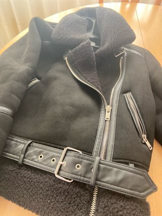 Chaqueta Stradivarius ante y pelo negra